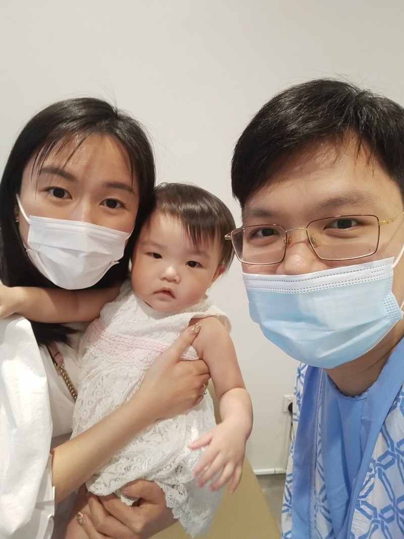 Brain cancer survivor, Wei Sheng with his wife & daughter